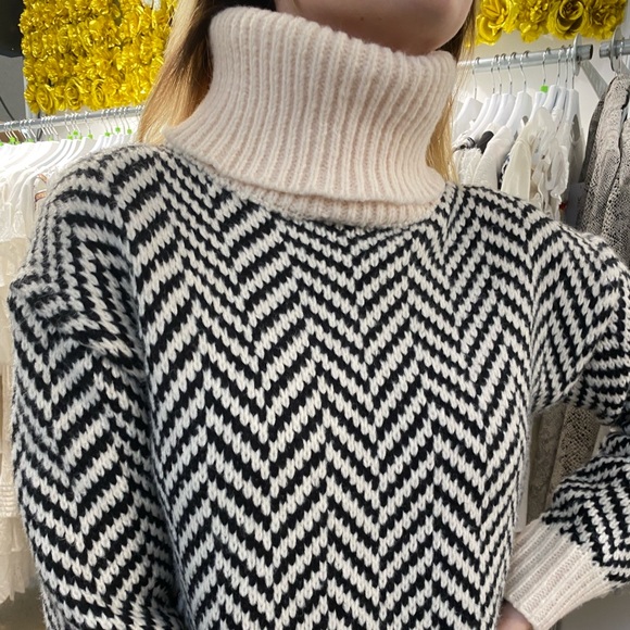 HOST PIC ❤️ Adorable and comfy Parisian sweater - Picture 2 of 4